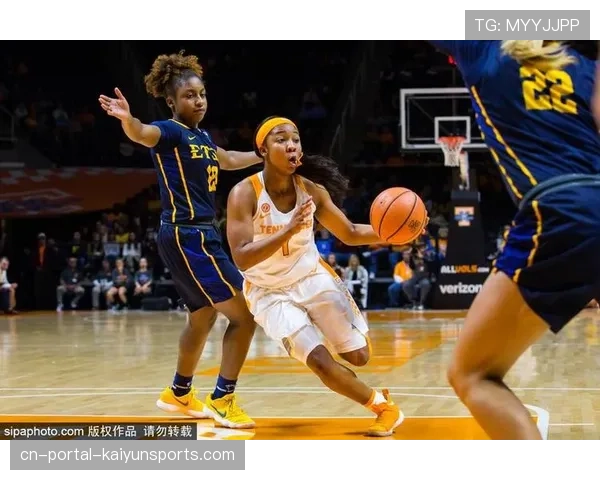 NCAA女篮战术研讨会召开，大学教练学习职业联赛进攻理念